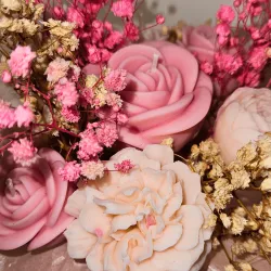 Bouquet de fleurs en bougies parfumées, confectionné à partir de cire végétale