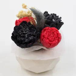 Mini bouquet de fleurs noires et rouges, parfumé aux fruits rouges, avec pot en jesmonite blanc.