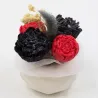 Mini bouquet de fleurs noires et rouges, parfumé aux fruits rouges, avec pot en jesmonite blanc.