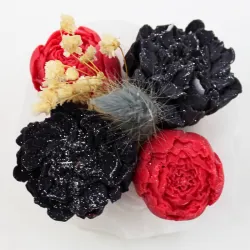 Mini bouquet de fleurs noires et rouges, parfumé aux fruits rouges, avec pot en jesmonite blanc.