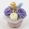 Mini bouquet de fleurs blanches et violettes, parfumé à l'iris lavande, avec pot en jesmonite rose.