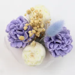 Mini bouquet de fleurs blanches et violettes, parfumé à l'iris lavande, avec pot en jesmonite rose.