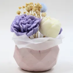 Mini bouquet de fleurs blanches et violettes, parfumé à l'iris lavande, avec pot en jesmonite rose.