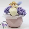 Mini bouquet de fleurs blanches et violettes, parfumé à l'iris lavande, avec pot en jesmonite rose.