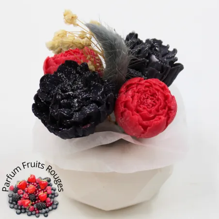 Mini bouquet de fleurs noires et rouges, parfumé aux fruits rouges, avec pot en jesmonite blanc.