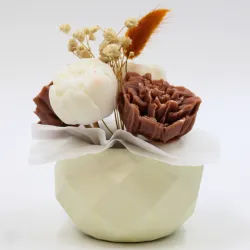 Mini bouquet de fleurs marron et blanches, parfumé au monoï, avec pot en jesmonite jaune.