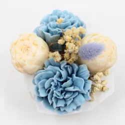 Mini bouquet de fleurs bleues et blanches, parfumé à la vanille, présenté dans un pot en jesmonite blanc et vert