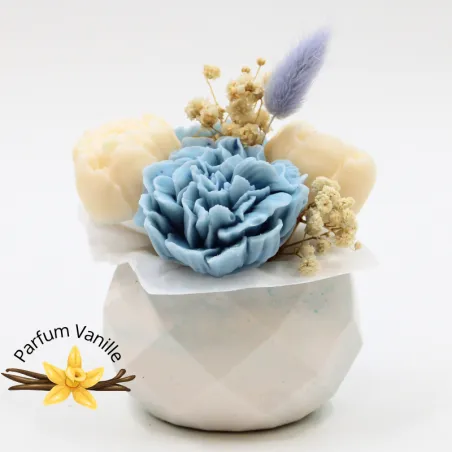 Mini bouquet de fleurs bleues et blanches, parfumé à la vanille, présenté dans un pot en jesmonite blanc et vert