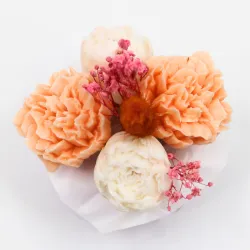 Mini bouquet de fleurs orange et blanches, parfumé à la rose passion, présenté dans un pot en jesmonite mauve marbré