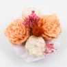 Mini bouquet de fleurs orange et blanches, parfumé à la rose passion, présenté dans un pot en jesmonite mauve marbré