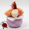 Mini bouquet de fleurs orange et blanches, parfumé à la rose passion, présenté dans un pot en jesmonite mauve marbré