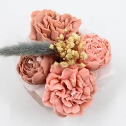 Mini bouquet de fleurs champagne et rose, parfumé à la fleur de coton, présenté dans un pot en jesmonite terracotta marbré