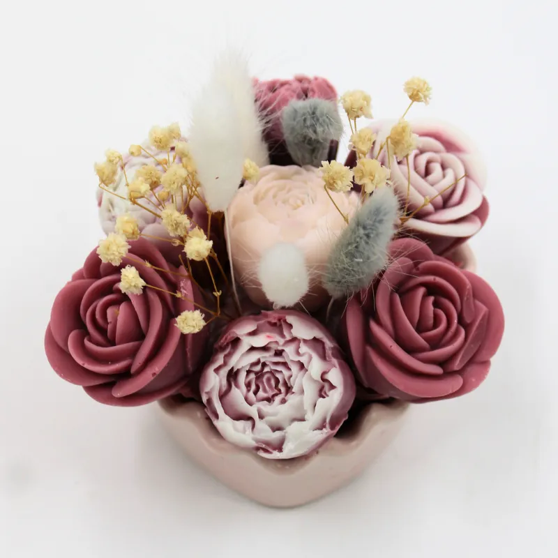 Mini bouquet de fleurs rose, présenté dans un pot en jesmonite en forme de coeur