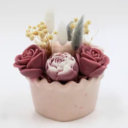 Mini bouquet de fleurs rose, présenté dans un pot en jesmonite en forme de coeur