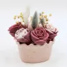 Mini bouquet de fleurs rose, présenté dans un pot en jesmonite en forme de coeur