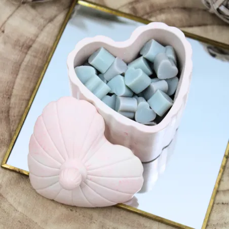 100gr de fondants coeur dans pot en jesmonite en forme de coeur