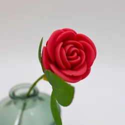 Petite rose parfumée en cire végétale et tige artificielle