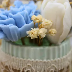 Bougie bouquet de fleurs parfumée dans un pot en jesmonite