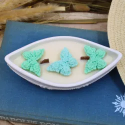 Bougie parfumée avec papillons et pot en jesmonite en forme de bateau