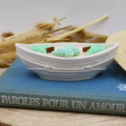 Bougie parfumée avec papillons et pot en jesmonite en forme de bateau