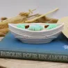 Bougie parfumée avec papillons et pot en jesmonite en forme de bateau