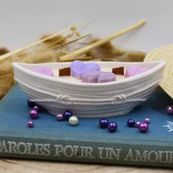 Bougie parfumée avec des coeurs et pot en jesmonite en forme de bateau