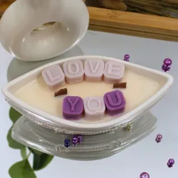 Bougie parfumée avec LOVE YOU et pot en jesmonite en forme de bateau