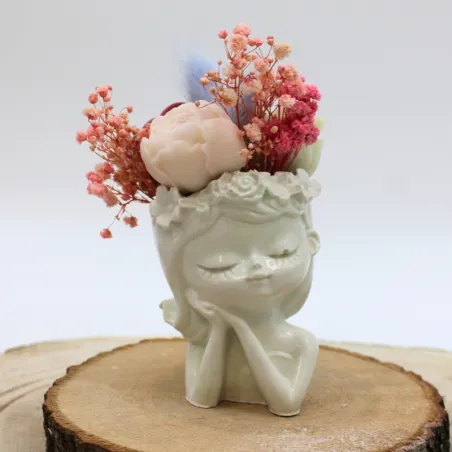 Petit bouquet de fondants parfumés dans un pot en jesmonite