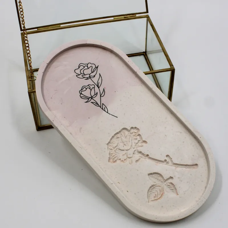 Vide poche en jesmonite marbré avec rose Vide poche en jesmonite marbré avec rose