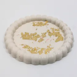 Plateau en jesmonite rond avec finition feuille d'or