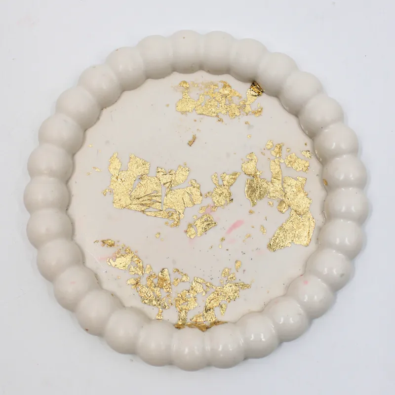 Plateau en jesmonite rond avec finition feuille d'or Plateau en jesmonite rond avec finition feuille d'or
