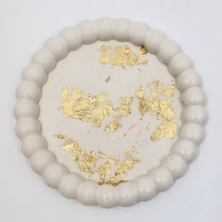 Plateau en jesmonite rond avec finition feuille d'or