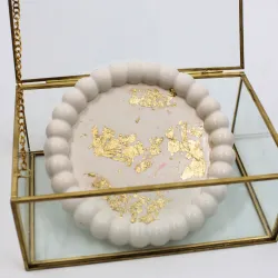 Plateau en jesmonite rond avec finition feuille d'or