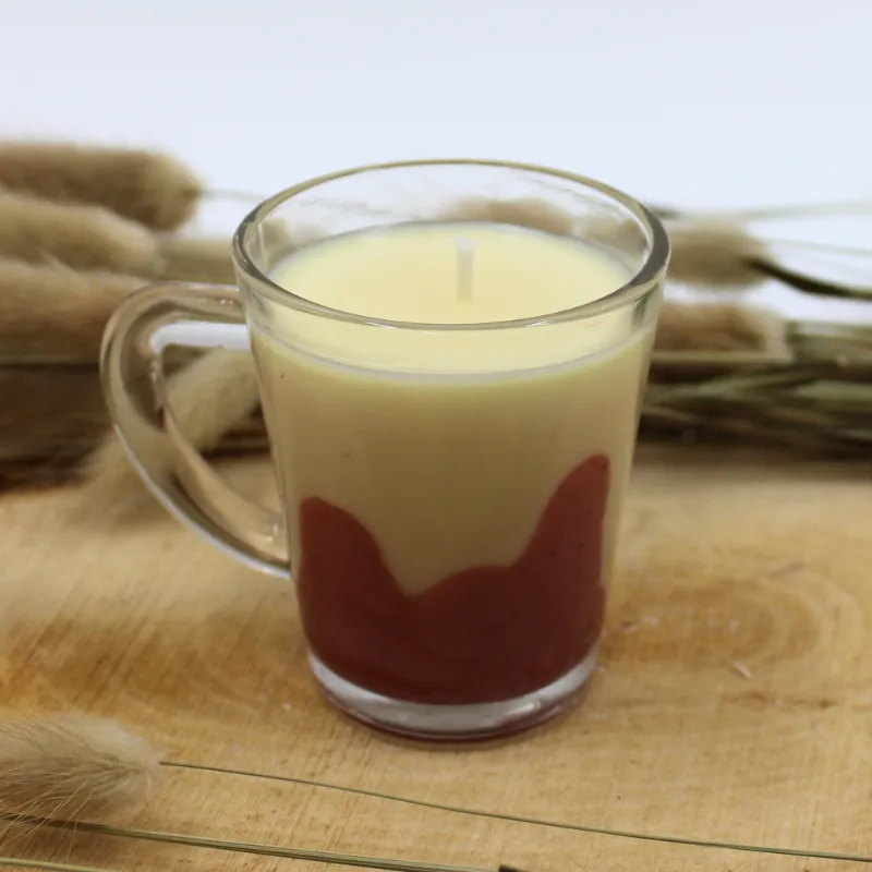 Mini bougie parfumée coulée dans tasse à café