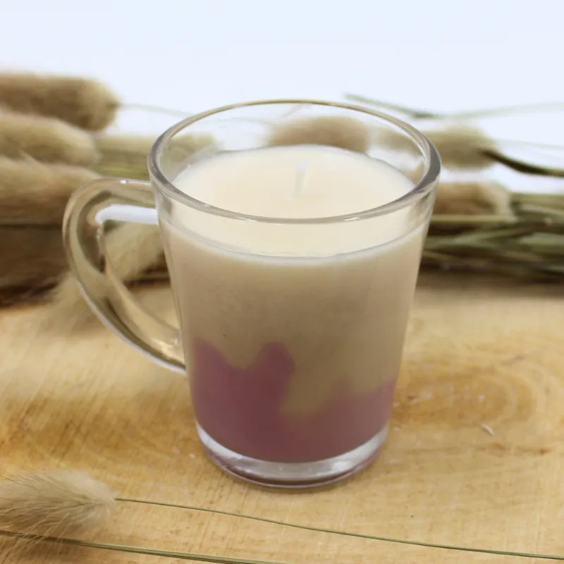 Mini bougie parfumée coulée dans tasse à café