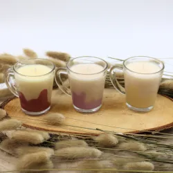 Mini bougie parfumée coulée dans tasse à café