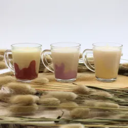 Mini bougie parfumée coulée dans tasse à café