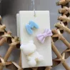 Suspension parfumée personnalisable avec ourson et lettre et noeud papillon