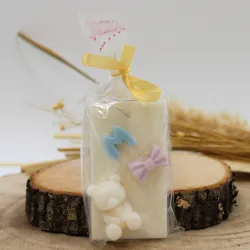 Suspension parfumée personnalisable avec ourson et lettre et noeud papillon