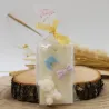 Suspension parfumée personnalisable avec ourson et lettre et noeud papillon