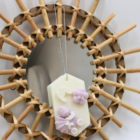 Suspension parfumée personnalisable avec landau et lettre et fleur
