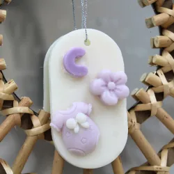 Suspension parfumée personnalisable avec body, lettre et fleur