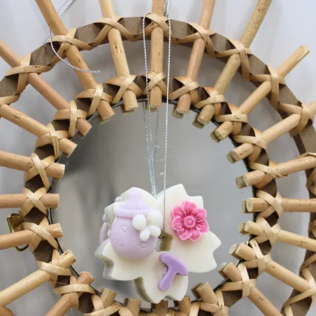 Suspension parfumée personnalisable avec biberon, lettre et fleur