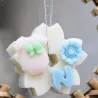 Suspension parfumée personnalisable avec body, lettre et fleur