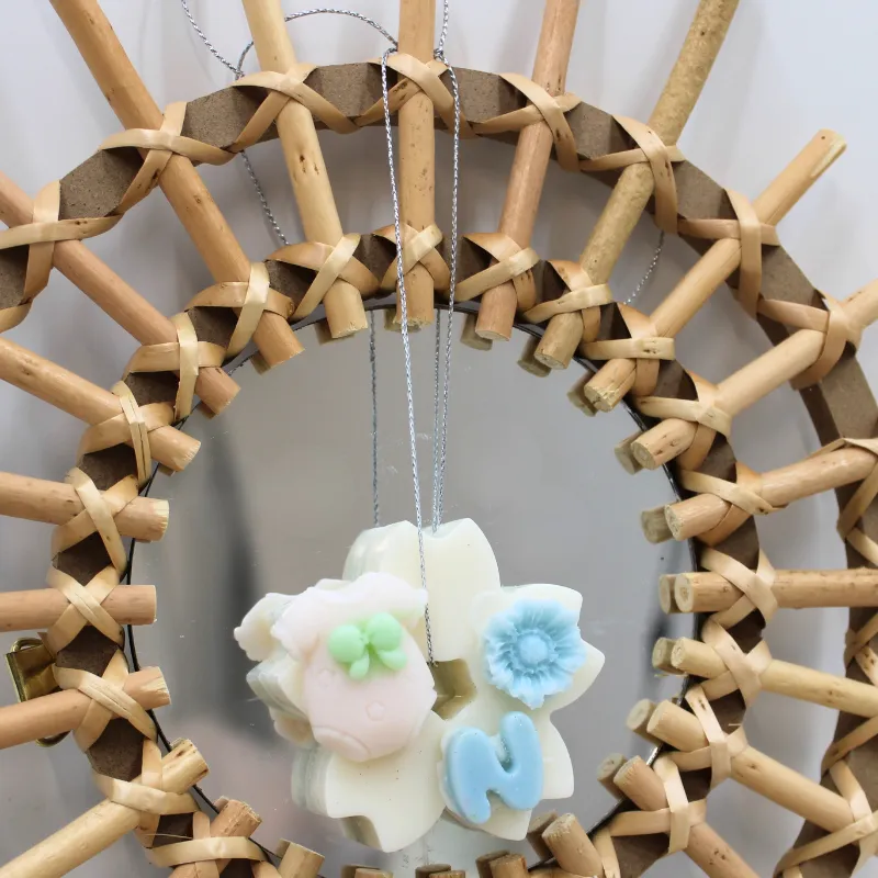 Suspension parfumée personnalisable avec body, lettre et fleur