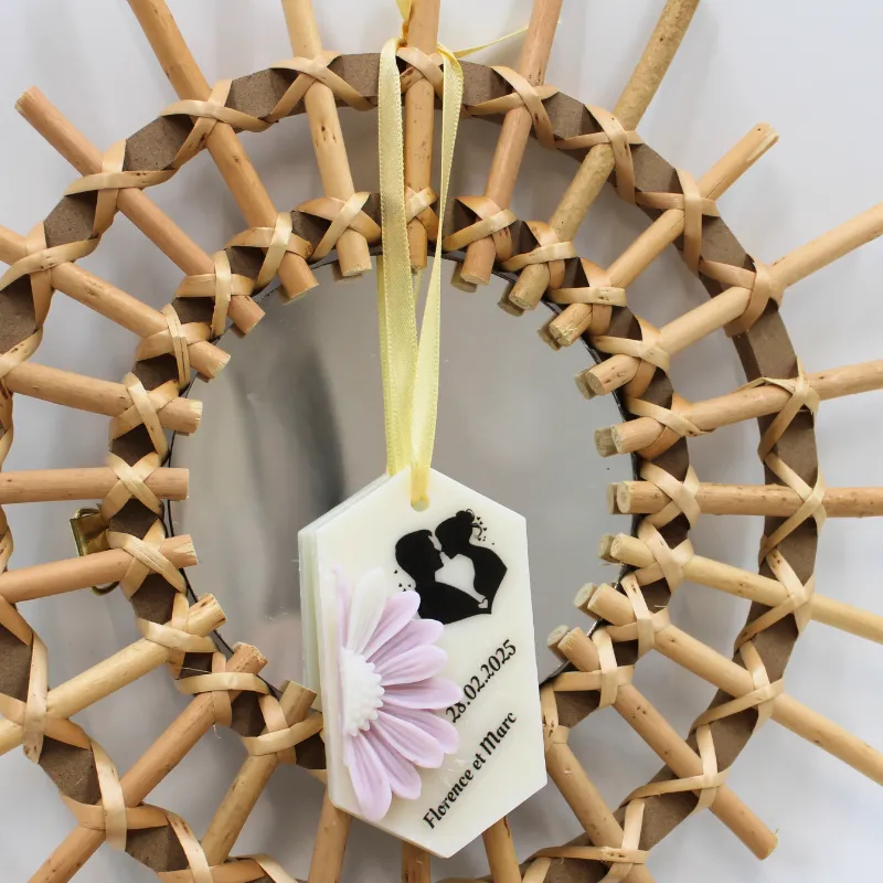 Suspension parfumée personnalisable avec fleur et écritures