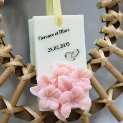 Suspension parfumée personnalisable avec fleur et écritures