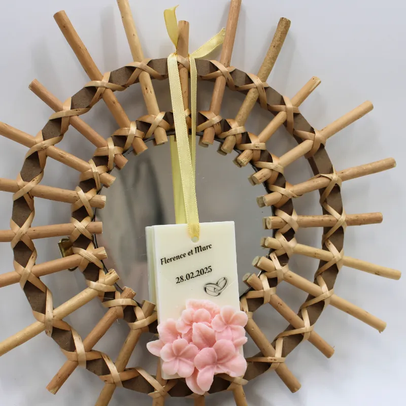 Suspension parfumée personnalisable avec fleur et écritures