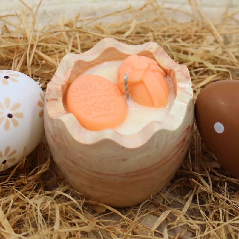 Bougie parfum pêche dans coquille d'œuf en jesmonite