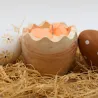 Bougie parfum pêche dans coquille d'œuf en jesmonite